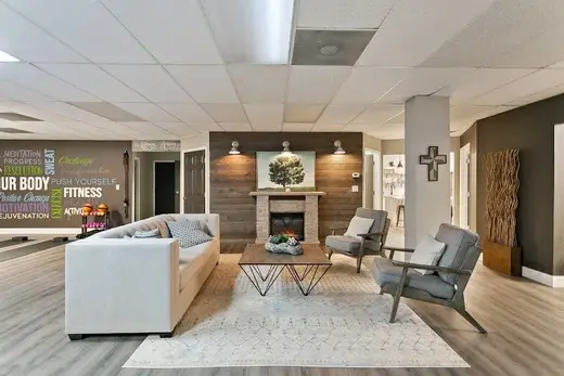 Cozy living room with modern decor at The Summit Wellness Group, a detox center in Atlanta.