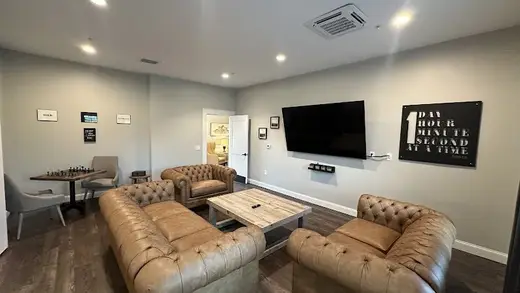Cozy lounge area with leather sofas at Thoroughbred Wellness and Recovery, a detox center in Atlanta.